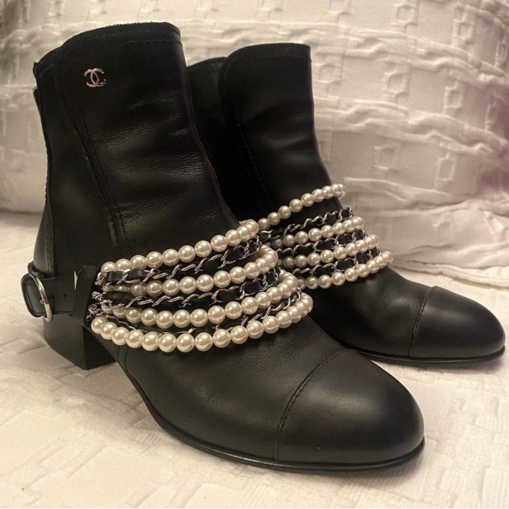 Chanel Black Patent Leather Pearl
Ankle Short Women's Booties EU 36